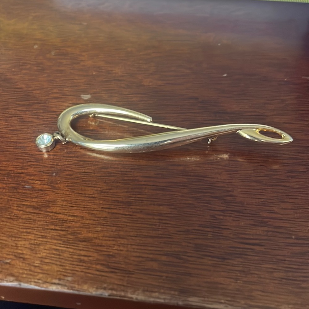 Yellow gold pin with dangling cz stone